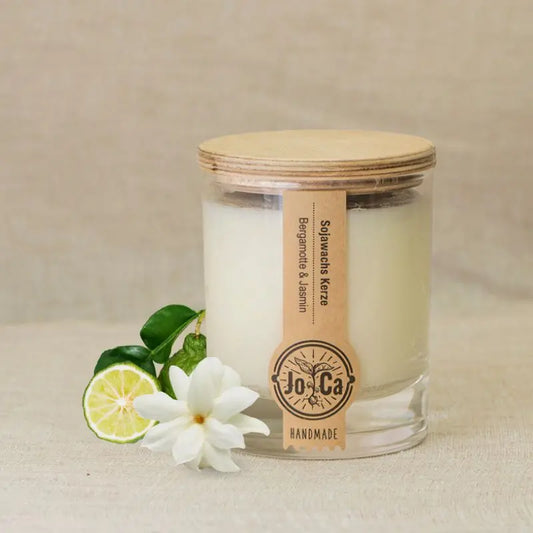 Sojawachs Kerze Bergamotte & Jaśmin neben Blumen & Limetten